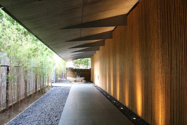 Nezu Museum’s modern architecture surrounded by a peaceful Japanese garden.