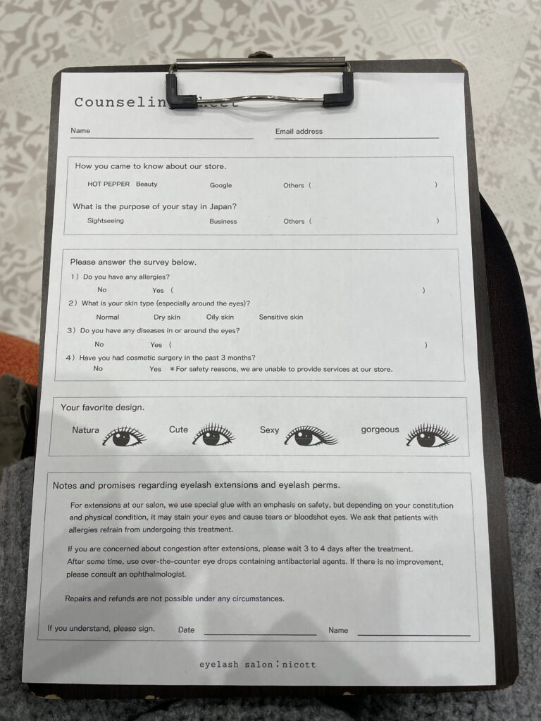 A counseling sheet from a beauty salon with questions about preferences and skin type, including designs for eyelash styling.