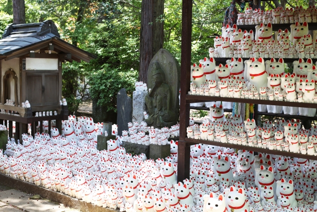 Gotoku-Ji Temple with maneki-neko statues