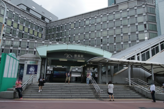  The Yurikamome driverless train station at Shimbashi, an important transportation hub connecting central Tokyo to the futuristic Odaiba area.