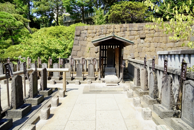 The graves of the 47 Ronin surrounding that of their master, a solemn historical site linked to one of Japan’s most famous samurai legends.