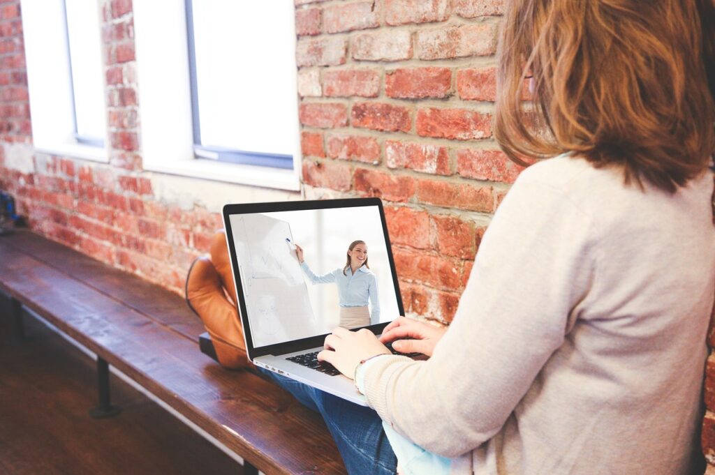 Online JICE class option with a laptop.