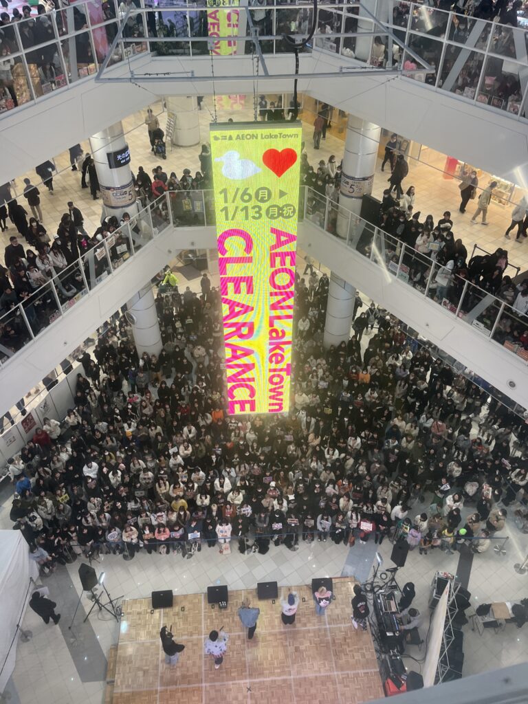 Crowd watching a live performance in Aeon Laketown’s central atrium during a clearance event.