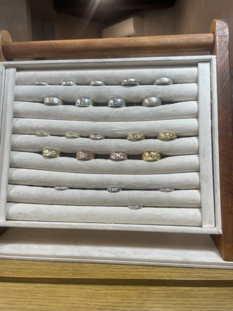 A display tray filled with sample rings in various materials and textures at Début icci Daikanyama.