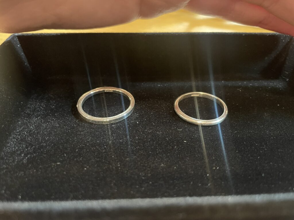 A display tray filled with sample rings in various materials and textures at Début icci Daikanyama.