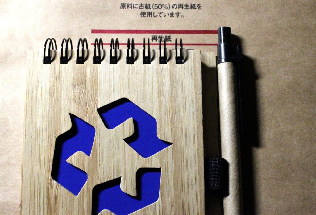 Minimalist trash disposal sign on a wall indicating a garbage or recycling area