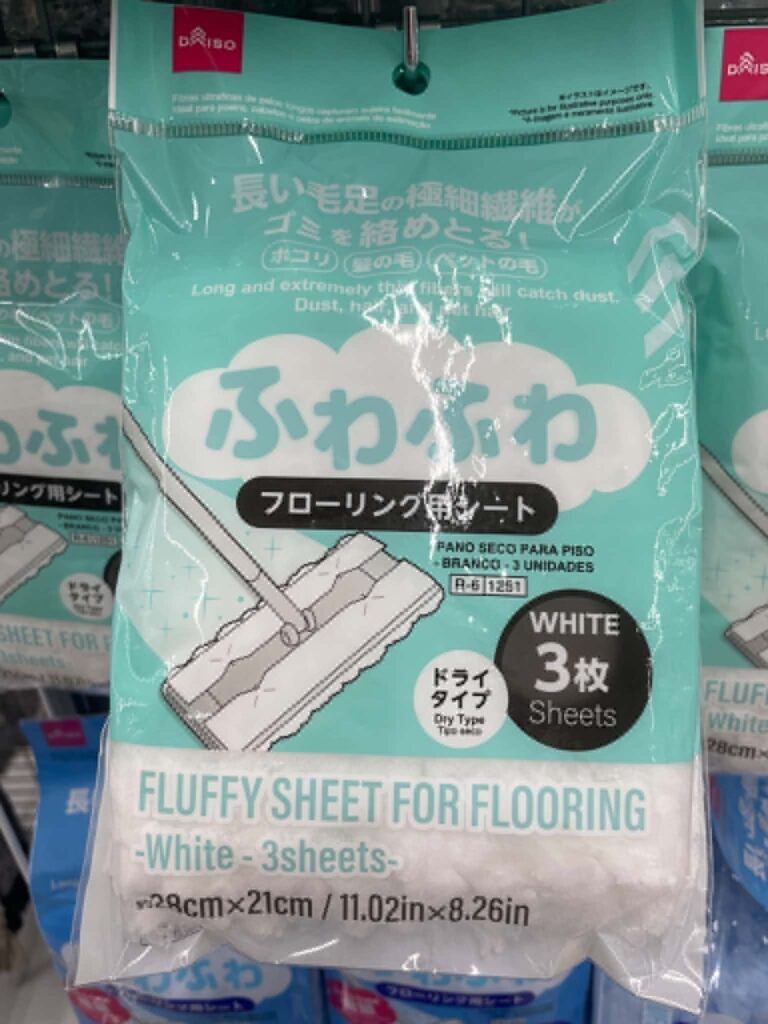 Daiso fluffy sheet for flooring in white, packaged in a turquoise bag for dry floor cleaning.