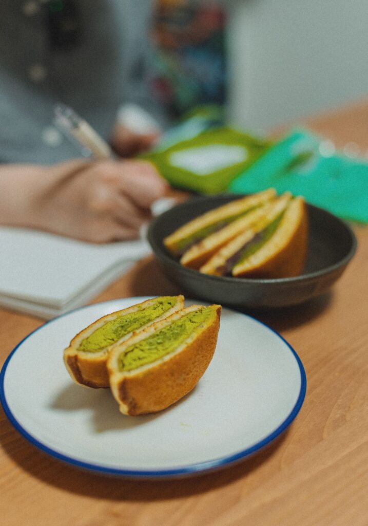 Komatsuna-flavored dorayaki cut in half and served on a plate.