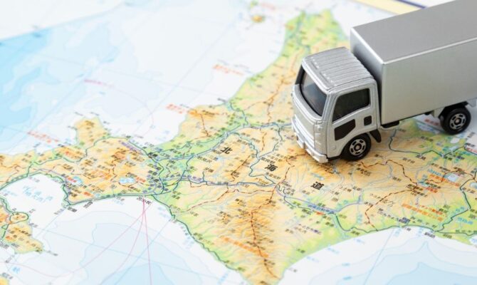 Miniature moving truck on a map of Japan, representing relocation and moving services in Japan.