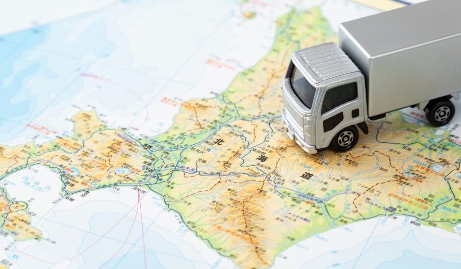Miniature moving truck on a map of Japan, representing relocation and moving services in Japan.