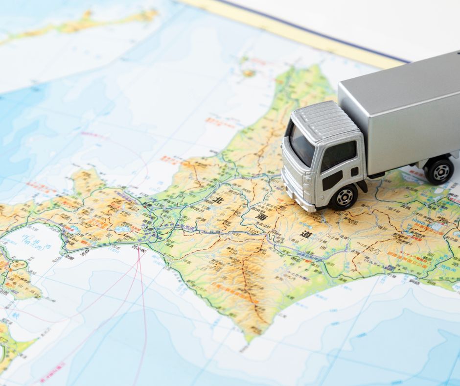Miniature moving truck on a map of Japan, representing relocation and moving services in Japan.