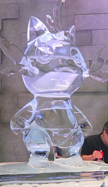A detailed ice sculpture of Cattiva from Palworld displayed at Tokyo Game Show 2026.